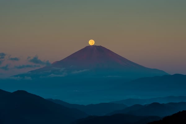 Обои Япония, остров Хонсю, небо, 富士山, луна, ночь, стратовулкан, гора, Сентябрь, Фудзияма, осень