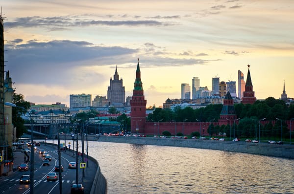 Обои Москва, Кремлёвская, Moscow, дороги, канал, автомобили, река, набережная