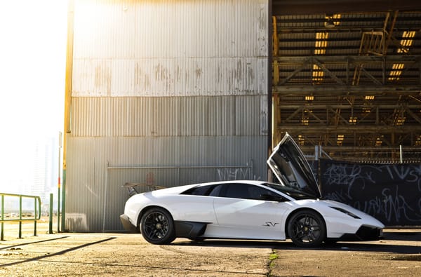 Обои стена, ограждение, white, lp670-4 sv, открытая, ламборгини, тень, дверца, мурсиэлаго, здание, murcielago, lamborghini, профиль