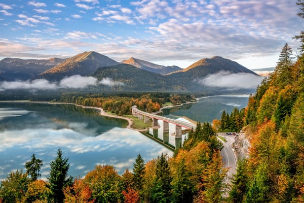 Обои дорога, Bavaria, водохранилище, Германия, Germany, осень, лес, Sylvenstein Dam, Bavarian Alps, Озеро Сильвенштайн, Бавария, Баварские Альпы, озеро, мост, горы