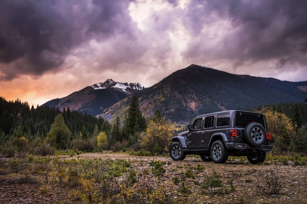 Обои лес, Wrangler Sahara, небо, вершины, тёмно-серый, Jeep, растительность, 2018