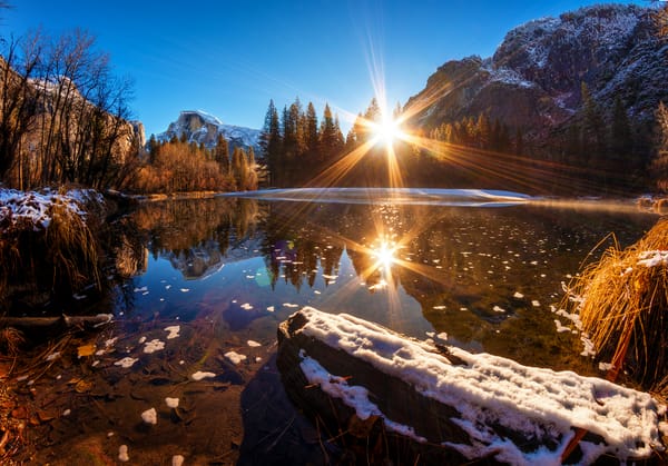 Обои США, Национальный парк Йосемити, лучи солнца, снег, отражение, лес, Yosemite National Park, вода, Калифорния, горы