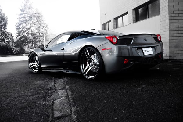 Обои феррари, серебристый, здание, ferrari, деревья, италия, 458 italia, silvery, вид сзади, wheels, чёрные диски