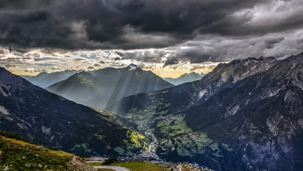 Обои Torsten Muehlbache, солнце, дорога, город, лучи, Europe, Thunderstorm, горы, облака, Blue, Dark, Green, закат, Mountain, Alps, Nature, HD, небо, пейзаж, Альпы, clouds, Европа, Sunset, Red, Landscape, Sun