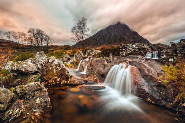 Обои Шотландия, поток, Buachaille Etive Mòr, облака, камни, гора, Северо-Шотландское нагорье