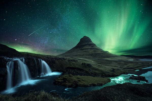 Обои Исландия, вулкан, гора, снег, северное сияние, комета, Kirkjufell, водопад, метеор, скалы, ночь, звезды