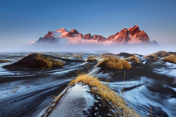 Обои Исландия, Vestrahorn, дымка, небо, горы, трава, Stockksness, чёрный лавовый песок, туман, утро