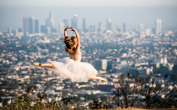 Обои Beautiful ballet, город, платье, балерина, на фоне, прыжок, пуанты, Los Angeles