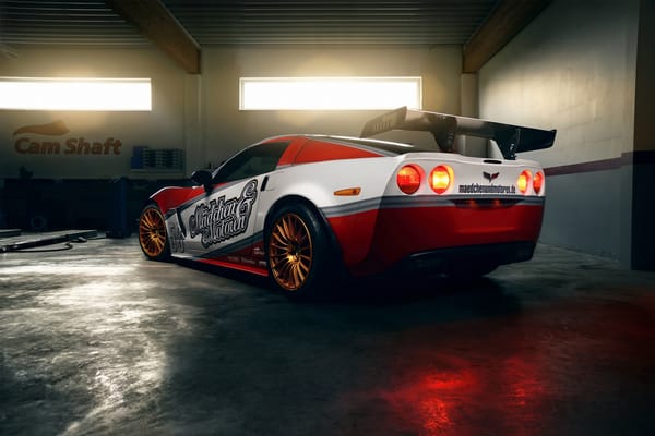 Обои Chevrolet, C6, гараж, Corvette, Mädchen&Motoren