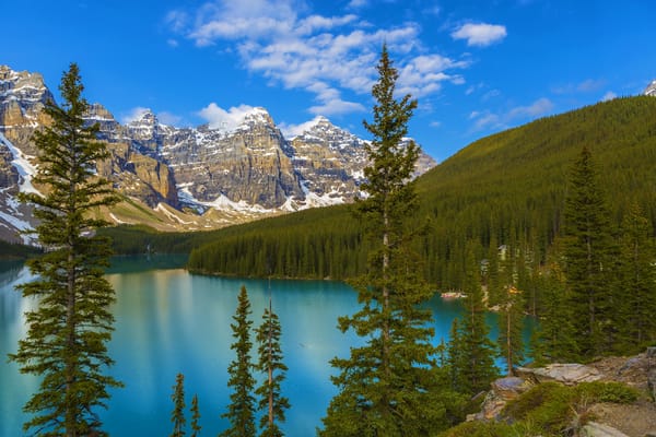 Обои Канада, Moraine Lake, деревья, скалы, Alberta, горы, лес, Banff National Park, озеро, Canada