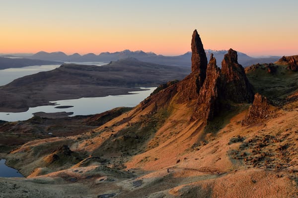 Обои Шотландия, горы, человек, Old man of Storr, утро, архипелаг Внутренние Гебриды, холмы, остров Скай, фотограф