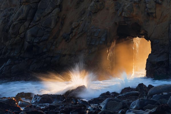 Обои США, брызги, волны, свет, Калифорния, Pfeiffer Beach, арка, скала, грот, штат, камни
