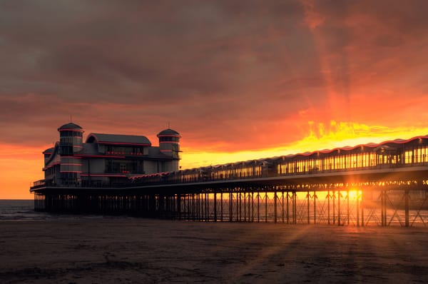 Обои Grand Pier, огни, пирс, лучи, зарево, берег, небо, Weston-super-Mare, вечер, облака, Англия, море, закат, Сомерсет