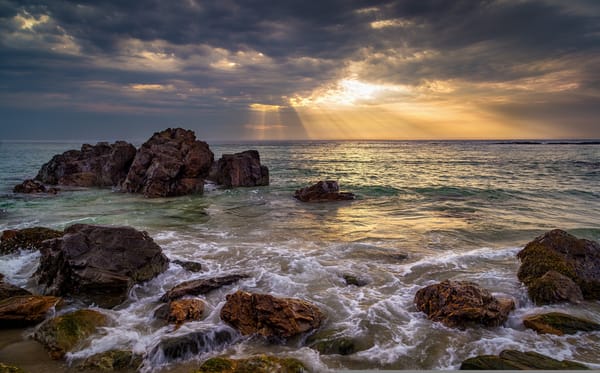 Обои море, солнечные лучи, скалы