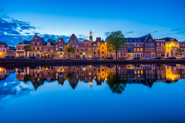 Обои Haarlem, Netherlands, Харлем, отражение, Нидерланды, река, набережная, река Спарне, здания, Spaarne river, машины