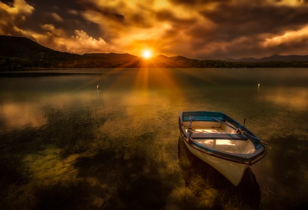 Обои Lake of Banyoles, озеро, закат, Spain, Каталония, Catalonia, озеро Баньолес, лодка, горы, Испания