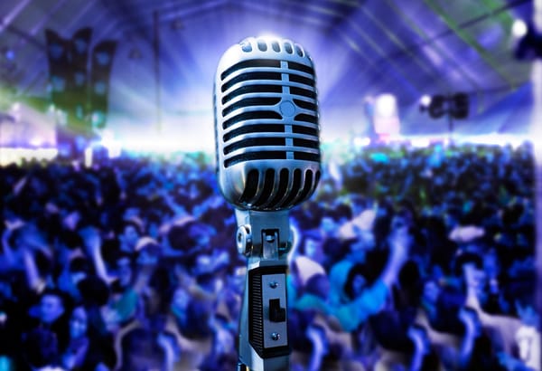 Обои microphone, макро, боке, размытость, ретро, музыка, зрители, зал, концерт, позитив, good idea, свет, сцена, свечение