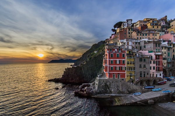 Обои Riomaggiore, здания, море, Ligurian Sea, Чинкве-Терре, Liguria, Cinque Terre, Риомаджоре, Italy, Лигурийское море, Лигурия, закат, Италия