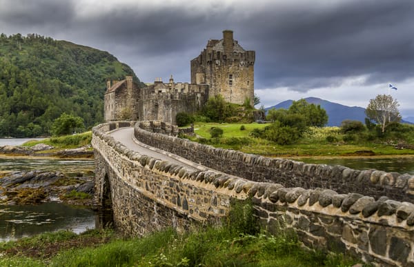 Обои Шотландия, замок, Eilean Donan, лес, тучи, мост, горы, камни