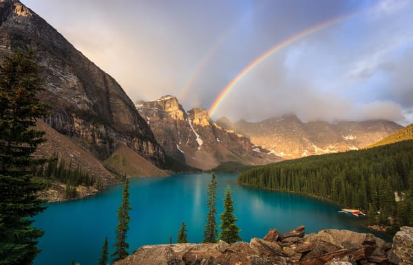 Обои Moraine Lake, радуга, Valley of the Ten Peaks, Canada, Alberta, долина Десяти пиков, Банф, лес, Banff National Park, озеро, Озеро Морейн, Канада, горы