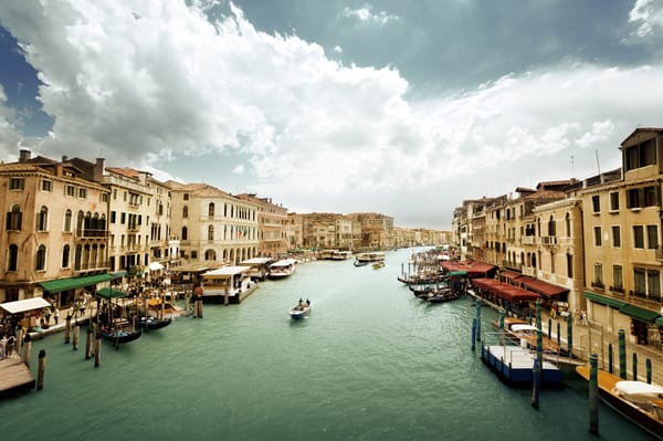 Обои гондолы, Canal Grande, лодки, Венеция, Гранд-канал, пасмурно, Италия, вода, Venice, Italy, люди, небо, здания, дома, архитектура