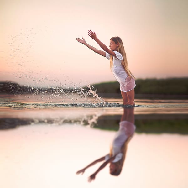 Обои water reflections, девочка, вода, брызги