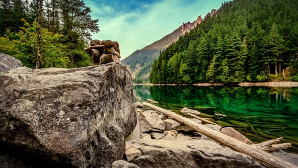 Обои Lindeman Lake, озеро Линдеман, лес, Chilliwack Lake Provincial Park, валуны, Канада, Canada, Британская Колумбия, озеро, брёвна, British Columbia, камни