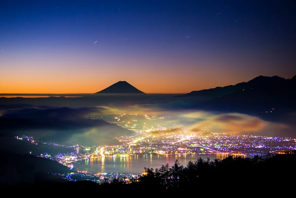 Обои Япония, стратовулкан, 富士山, вечер, ночь, гора, остров Хонсю, Фудзияма, огни