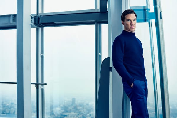 Обои Бенедикт Камбербэтч, брюки, Benedict Cumberbatch, Jaguar, Tomo Brejc, здание, фотосессия, свитер, высота, окна, фотограф