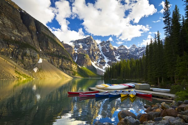 Обои Moraine Lake, Долина Десяти пиков, Альберта, лодки, Banff National Park, каноэ, Canada, пристань, Alberta, озеро, Банф, деревья, горы, Valley of the Ten Peaks, Озеро Морейн, Канада, отражение