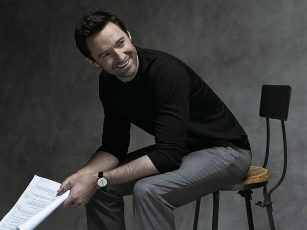 Обои Хью Джекман, Gilles-Marie Zimmermann, стул, Hugh Jackman, улыбка, фотосессия, бренд, Montblanc, актер, реклама, фотограф