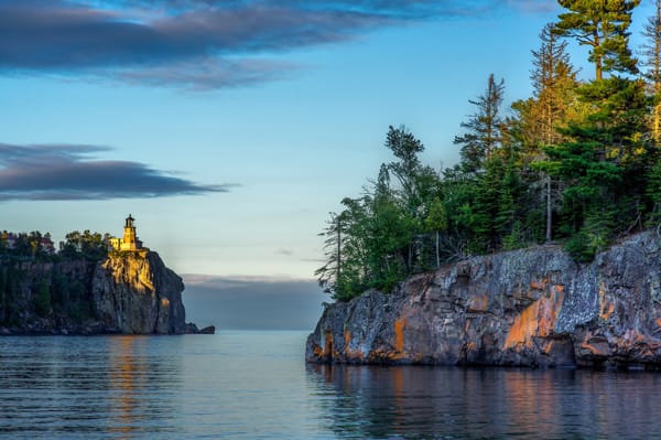 Обои Lake Superior, Minnesota, маяк, Великие озёра, Верхнее озеро, озеро, Миннесота, Split Rock Lighthouse, Great Lakes, скалы, деревья