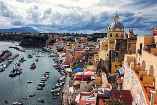Обои Corricella, Италия, гавань, Gulf of Naples, лодки, Italy, здания, набережная, Procida Island, залив, Коррицелла, порт, остров Прочида, Неаполитанский залив