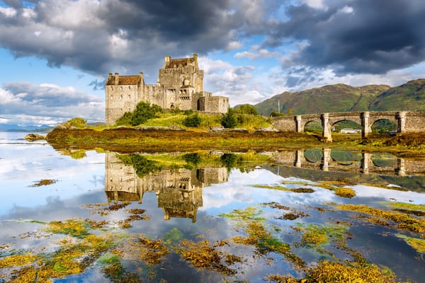 Обои Eilean Donan Castle, Шотландия, озеро, Замок Эйлиан Донан, Dornie, отражение, Scotland, мост, Дорн