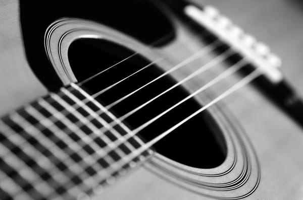 Обои музыкальный, чб, musical, music, размытость, шестиструнная, классическая, guitar, голосник, instrument, гриф, струны, боке, инструмент, макро, , гитара