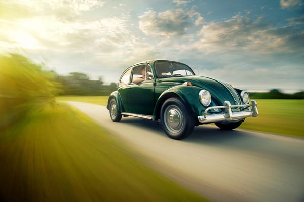 Обои Volkswagen, поле, солнце, фары, Beetle, колеса, дорога, облака, небо
