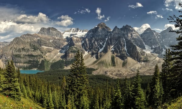 Обои Moraine Lake, Canada, озеро, лес, Alberta, горы, Valley of the Ten Peaks, панорама, Banff National Park