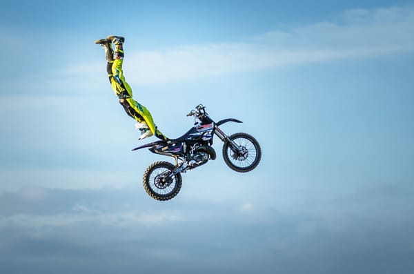 Обои мотокросс, фристайл, clouds, Superman Double Seat Grab, экстремальный спорт, FMX, sky, маневр, всадник