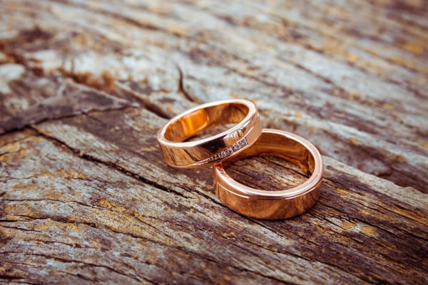 Обои engagement rings, gold, wood, metal