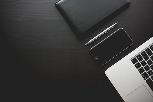 Обои iphone, ежедневник, ручка, MacBook