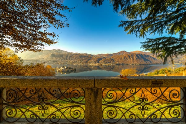 Обои Lake Orta, парапет, вид, Italy, Пьемонт, остров, Orta San Giulio, Орта-Сан-Джулио, Isola San Giulio, Piedmont, остров Сан-Джулио, Италия, озеро, горы, озеро Орта, ветки