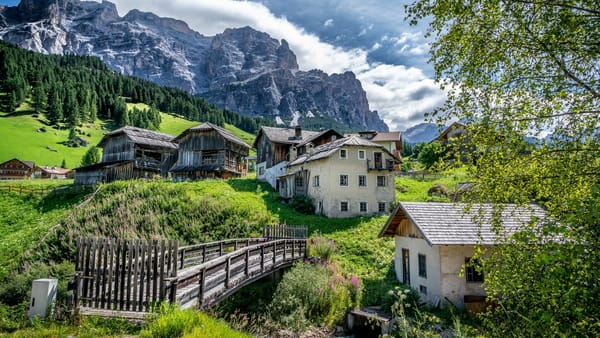 Обои San Cassiano, Италия, Dolomites, Alta Badia, Южный Тироль, South Tyrol, Badia, мостик, Доломитовые Альпы, Альта Бадиа, дома, горы, склон, Бадия, деревня, Italy