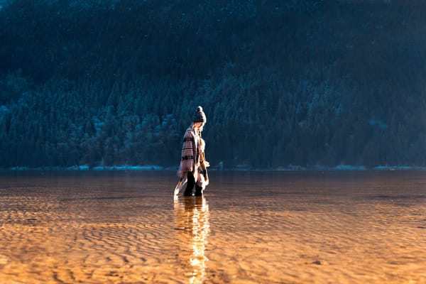 Обои Lizzy Gadd, река, лес, девушка