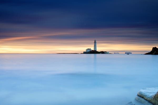Обои утро, маяк, северное море, North Tyneside, Англия, St Mary's Lighthouse, корабли, небо, Великобритания, выдержка, Whitley Bay, камни