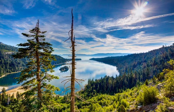 Обои США, камни, Тахо, солнце, вид сверху, Калифорния, озеро, Lake Tahoe, облака, деревья, небо, горы, лес