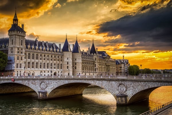 Обои небо, La Conciergerie, Париж, France, тучи, закат, Консьержери, мост, Paris, Франция, замок