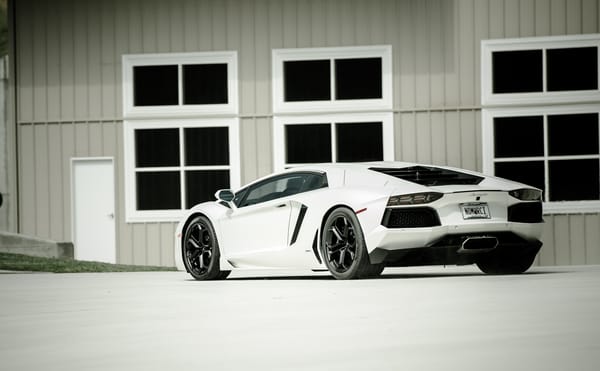 Обои авентадор, lp700-4, lamborghini, ламборгини, белый, white, здание, aventador, вид сзади, окна