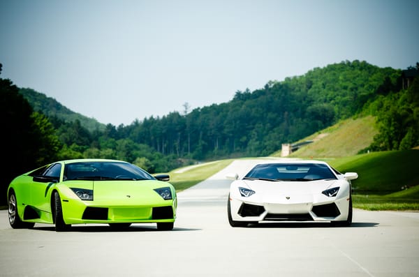 Обои вид спереди, белый, white, green, lamborghini, дорога, aventador, lp640, lp700-4, мурсиэлаго, ламборгини, murcielago, авентадор, зелёный