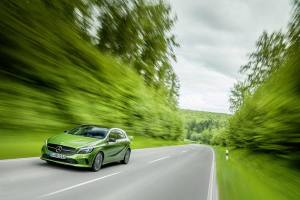 Обои дорога, размытость, 2016, скорость, Мерседес А-класс, Mercedes A-Class