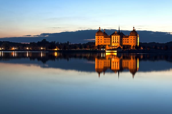 Обои Германия, замок, Дрезден, Moritzburg Castle, река, ночь, огни, вода, город, Замок Морицбург